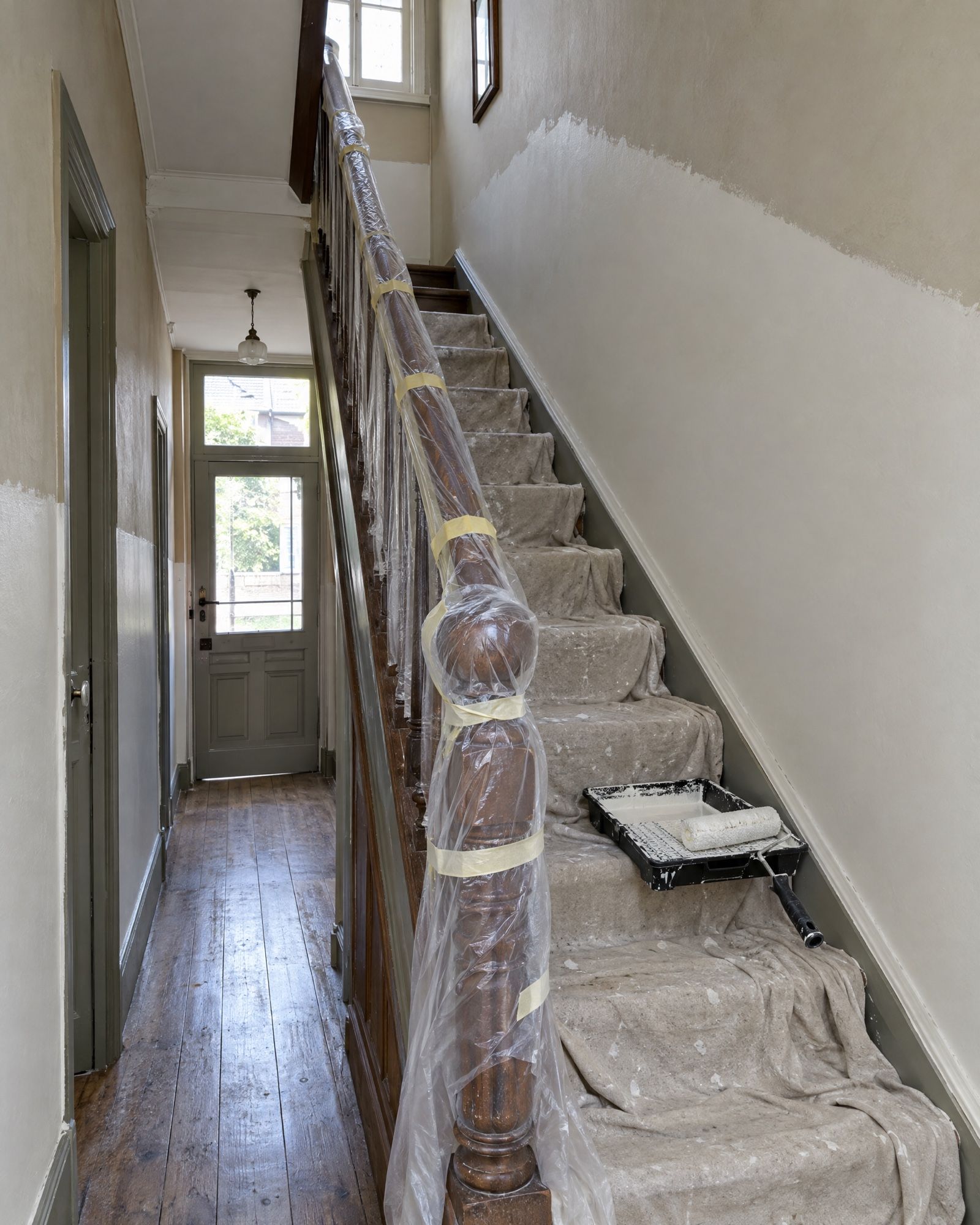 Cage d'escalier d'une maison des années 30 en cours de peinture